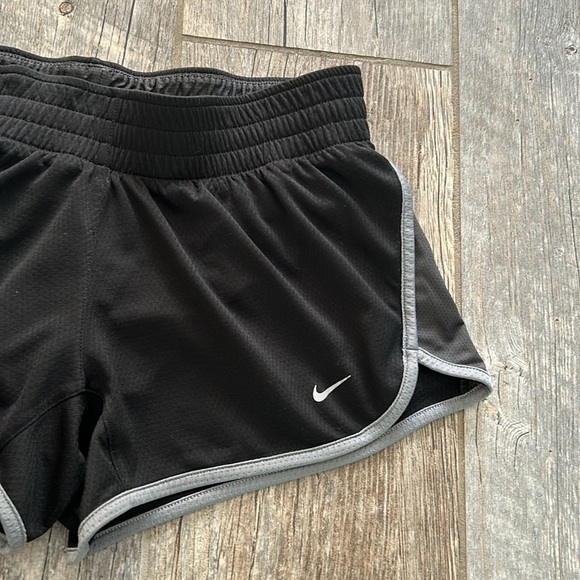Nike drinfit women’s exercise athletic shorts medium black - Picture 2 of 4